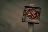 Cartel prohibido fumar de madera para turistas