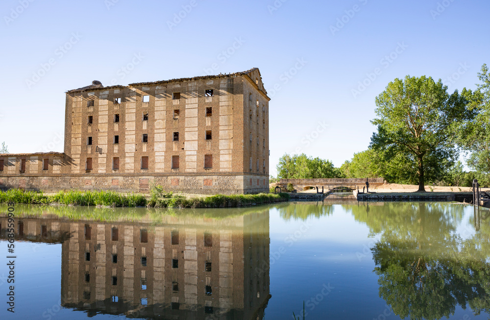 Obraz premium flour factory at Canal de Castilla lock 7 - Ramal de Campos next to Tamariz de Campos, province of Valladolid, Castile and Leon, Spain