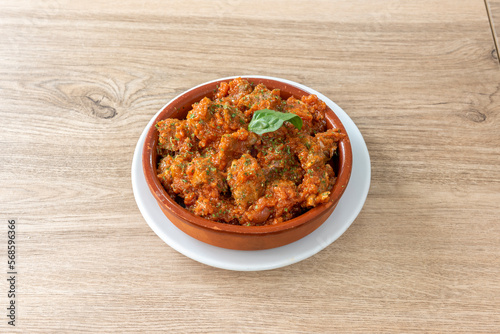 In Navarra, lean meat with tomato is usually made with ham and egg with tomato sauce