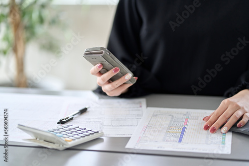 スマートフォンで確定申告をするアジア人女性