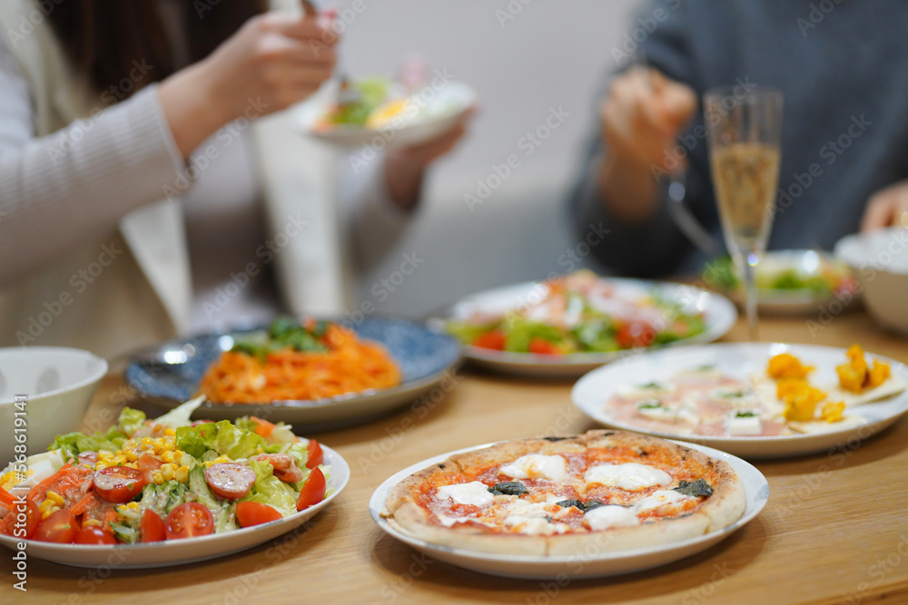 食事する女性 食事する女性
