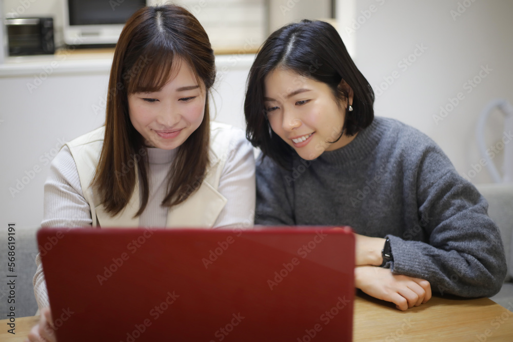 パソコンで写真を見る女性 パソコンで写真を見る女性