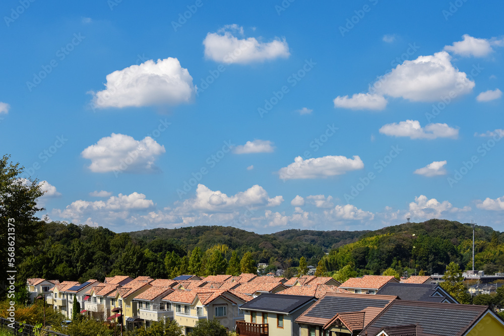 青空と雲　自然が豊かな住宅地	