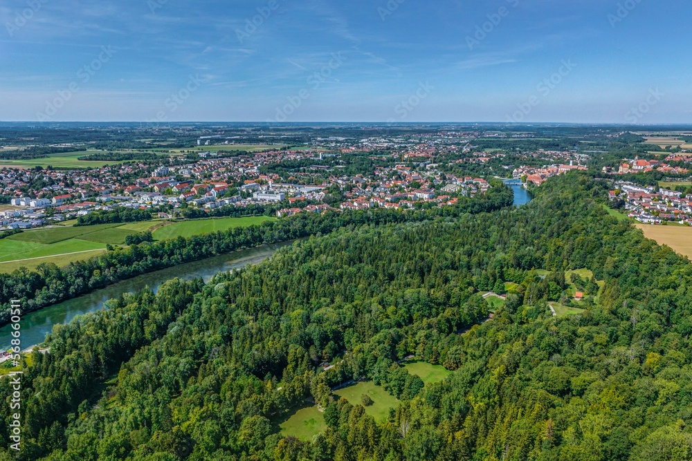 Ausblick auf das Naherholungsgebiet Lechpark südlich der Stadt Landsberg in Oberbayern