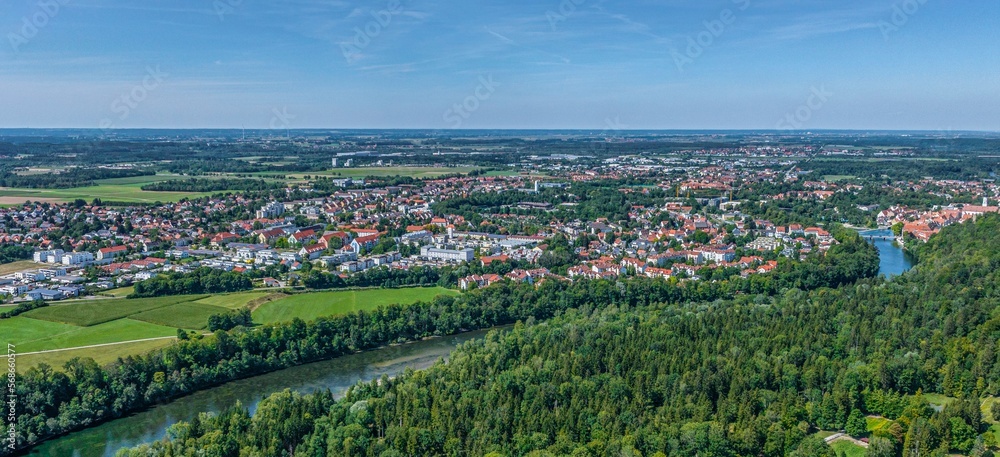 Ausblick auf das Naherholungsgebiet Lechpark südlich der Stadt Landsberg in Oberbayern 