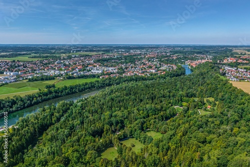 Ausblick auf das Naherholungsgebiet Lechpark südlich der Stadt Landsberg in Oberbayern
