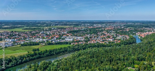 Ausblick auf das Naherholungsgebiet Lechpark südlich der Stadt Landsberg in Oberbayern 