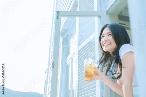 ドリンクを飲む笑顔の女性
Free Download ドリンクを飲む笑顔の女性
- GFXLoad