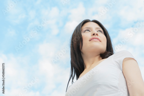 空を見上げる女性 