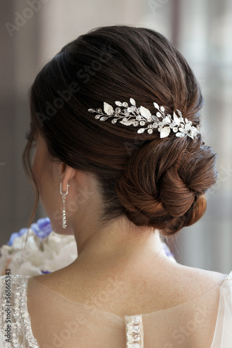 Close-up bride frome back with elegance wedding updo hairstyle for medium brown hair with hairpin 