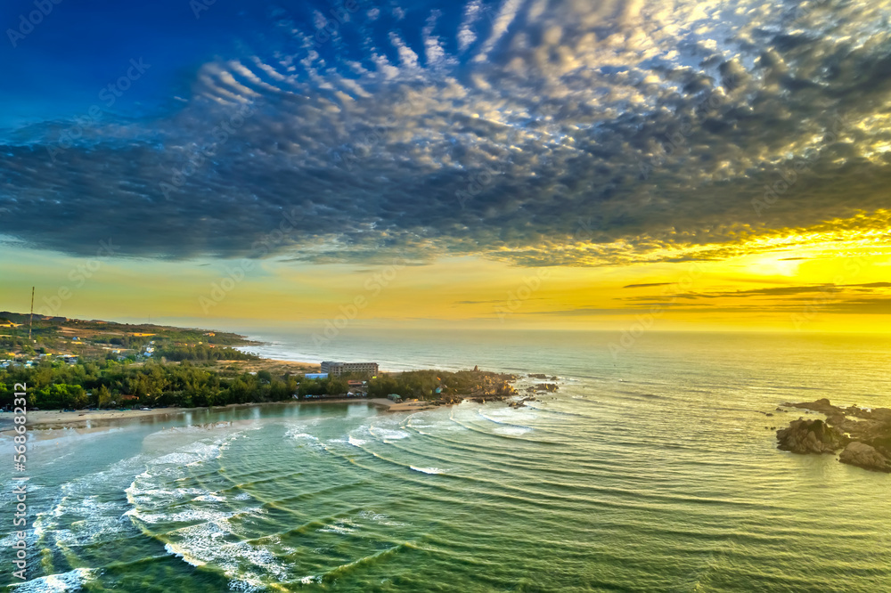 Φωτογραφία Aerial view of sea Mui Ne, Vietnam see the whole bay of Ke Ga from north to south bank shore very large with sea waves, ships, reefs is tourism potential Status of Vietnam