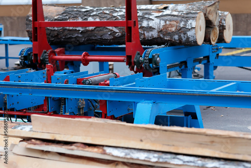 conveyor for wood logs feeding at the sawmill