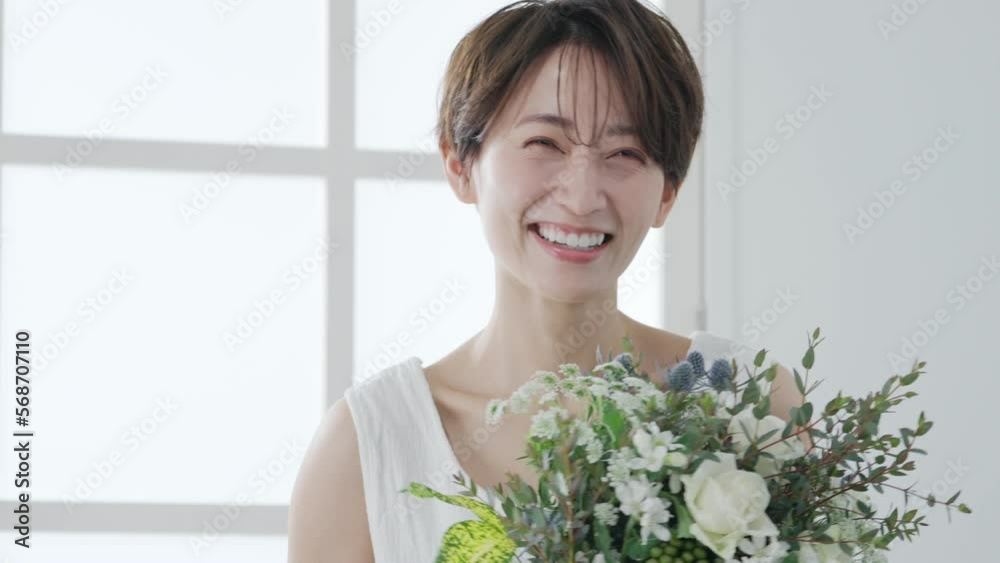 花束を持った笑顔の女性 花束を持った笑顔の女性