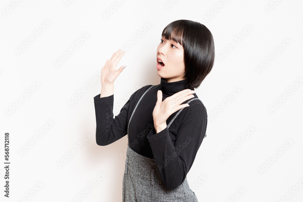 驚いている黒い服を着た若い女性