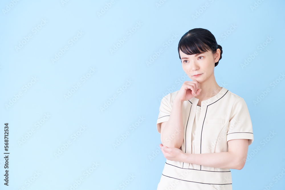 考えるエステ・美容クリニックの女性