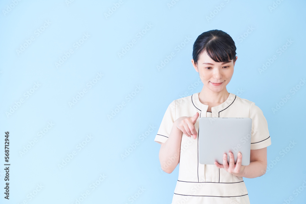 タブレットを操作するエステ・美容クリニックの女性 タブレットを操作するエステ・美容クリニックの女性