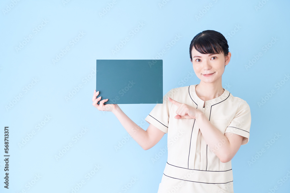 黒板を持つエステ・美容クリニックの女性