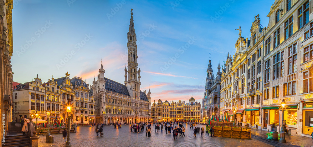 Obraz na płótnie Grand Place in old town Brussels, Belgium city skyline w salonie
