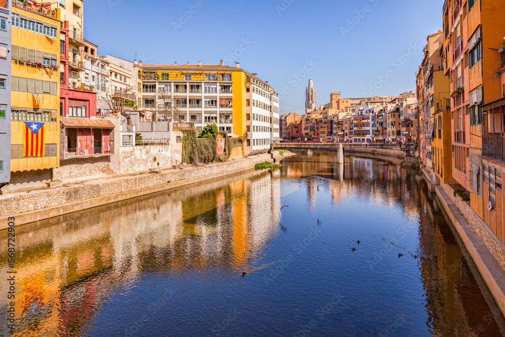 Medieval houses on the banks of the River Onyar, and the Pont de Sant Agusti,  Girona, Catalonia, Spain.