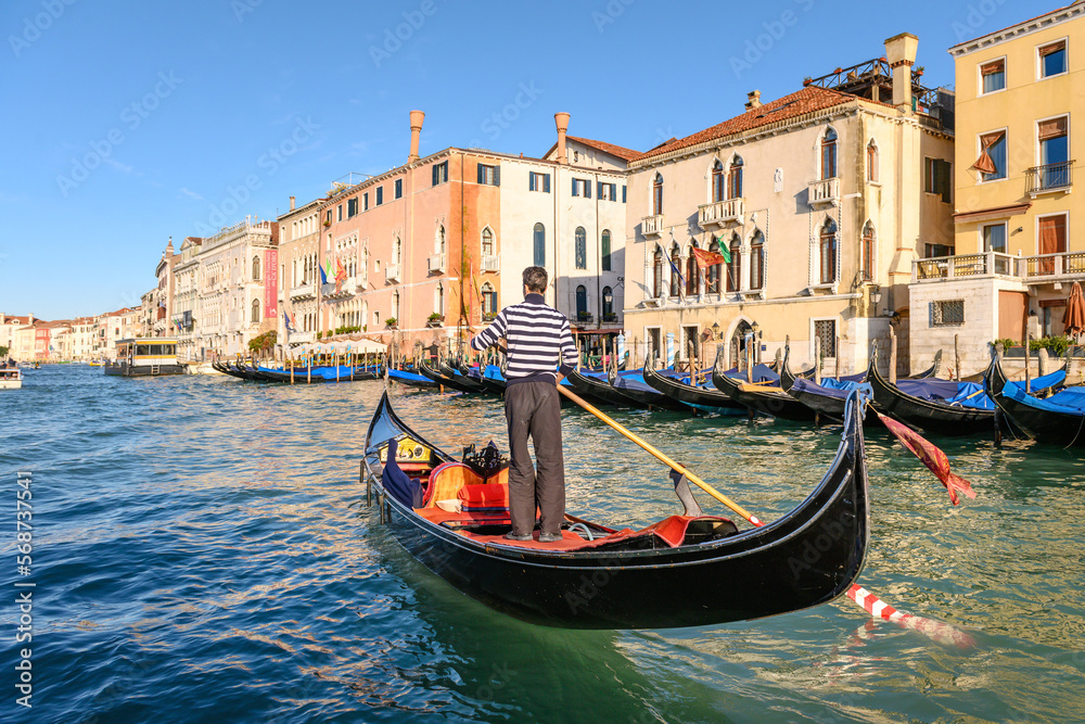 Gogoliere auf Gondel im Canale Grande in Venedig