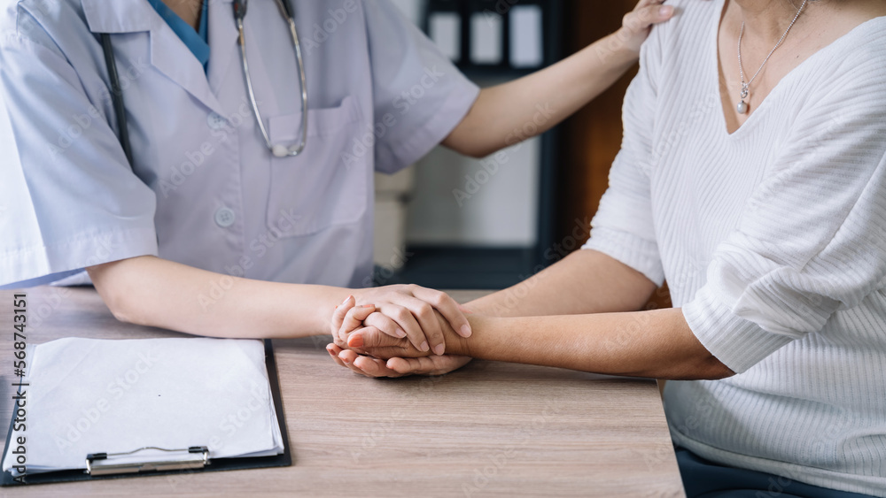 Obraz premium Female doctors shake hands with patients encouraging each other To offer love, concern, and encouragement while checking the patient's health. concept of medicine.