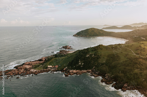 Praia Vermelha und Praia da Rosa aus der Luft fotografiert. Sonne, Hügel und Meer. Kleine Bucht in Santa Catarina. Südbrasilien 2 © Marlon