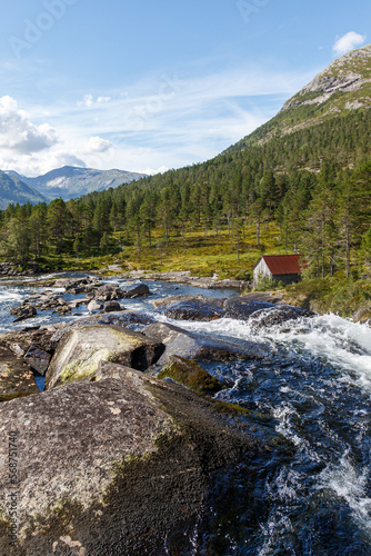 der Fluss vom Wasserfall Likholefossen in der Gemeinde Gaular, Norwegen