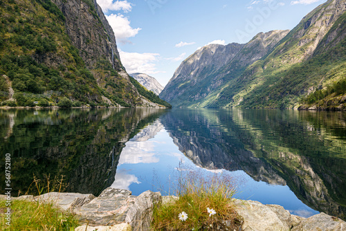 Fototapeta Naklejka Na Ścianę i Meble -  Der Naerofjord am Ort Gudvangen  in Norwegen