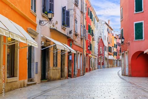 Obraz na płótnie Rovinj, Croatia. Stone paved street inside the old town. Istria. w salonie