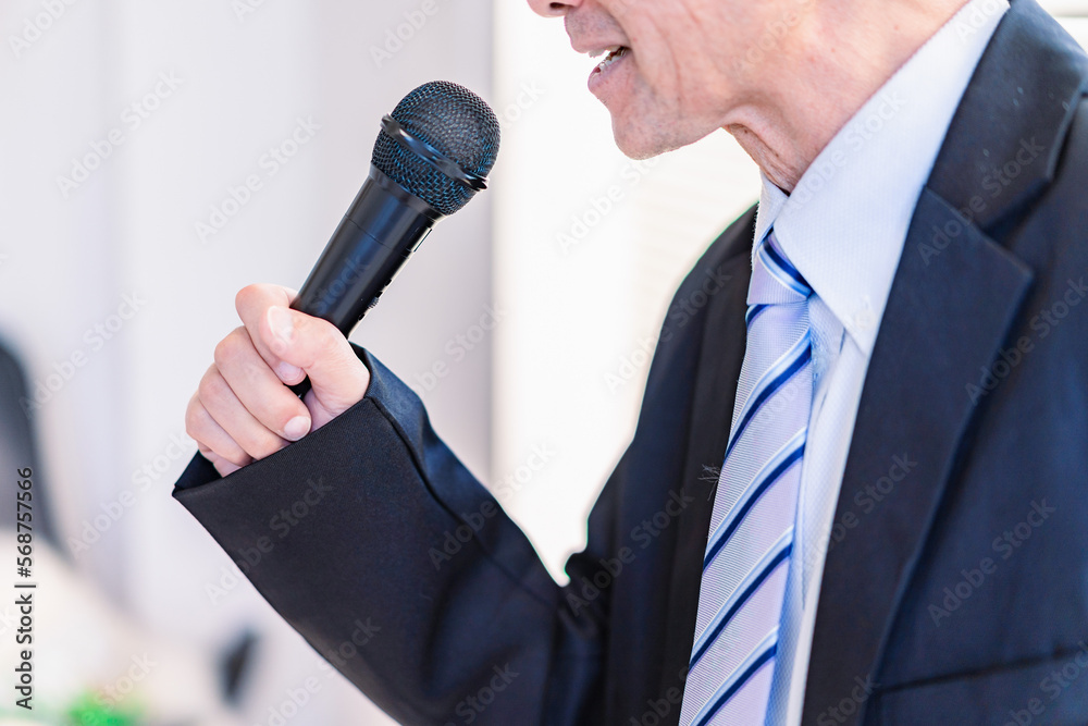 セミナー講師の男性 セミナー講師の男性