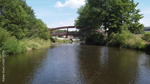 Ein Flug über einen kleinen Fluss