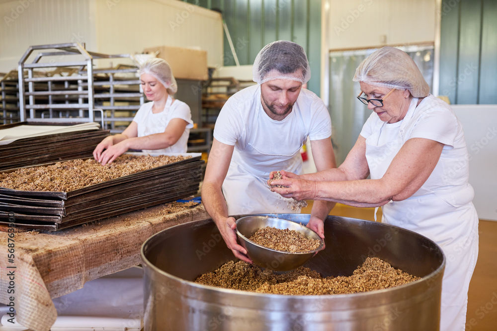 Bäcker beim Körner mischen für Vollkornbrot unter Anleitung Stock Photo ...
