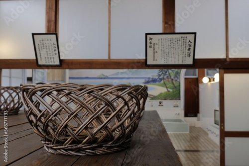 Bild auf Leinwand 懐かしい銭湯の風景（風呂屋の脱衣場　籐カゴ越しに見える洗い場）