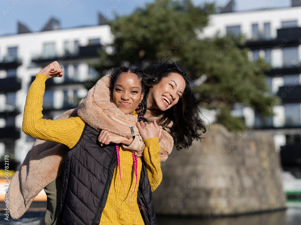 Obraz premium Two young women in urban setting, portrait