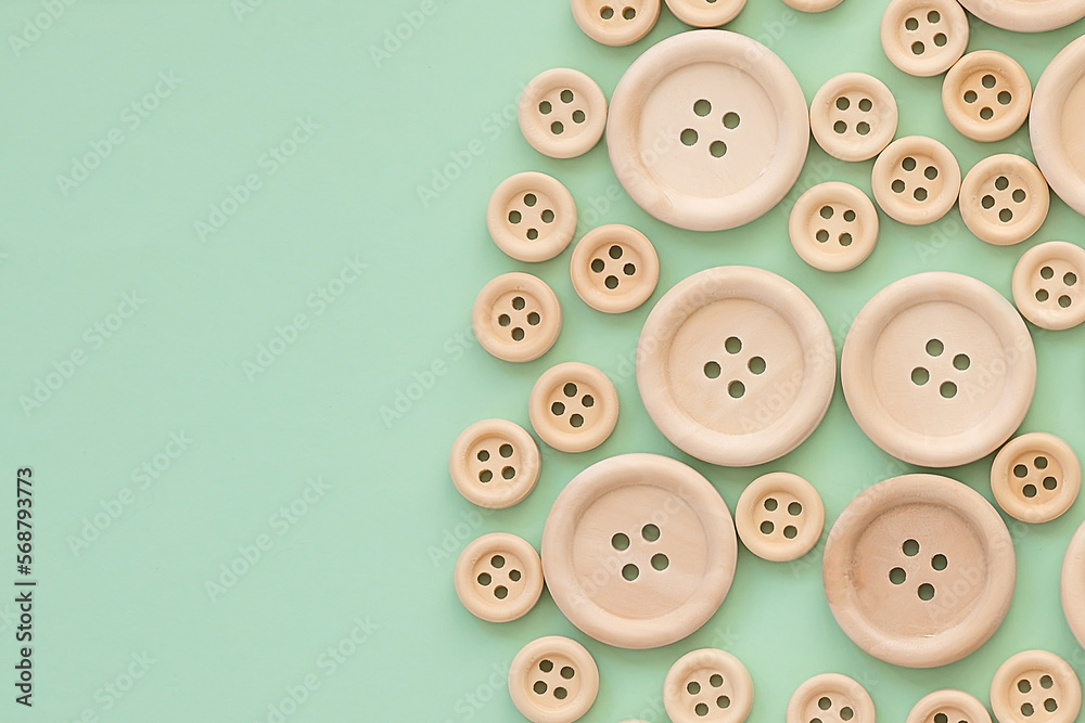 Wooden buttons on a green background. layout for creativity and hobbies. Wooden button - obrazy, fototapety, plakaty 