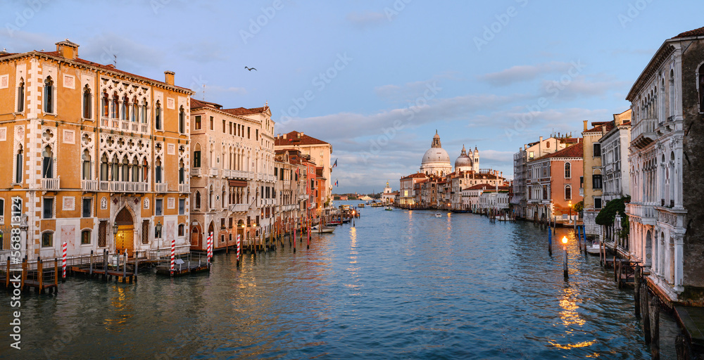 Canale Grande und die Basilica di Santa Maria della Salute in Venedig von der Ponte dell'Accademia in der Abenddämmerung