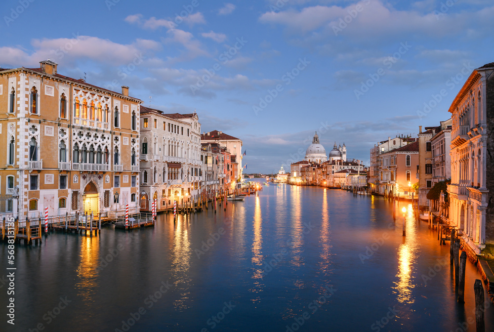 Canale Grande und die Basilica di Santa Maria della Salute in Venedig von der Ponte dell'Accademia in der Abenddämmerung