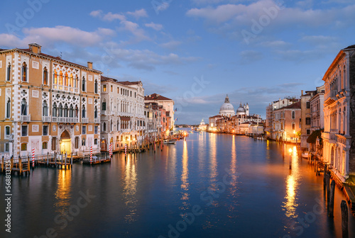 Canale Grande und die Basilica di Santa Maria della Salute in Venedig von der Ponte dell'Accademia in der Abenddämmerung © Oliver