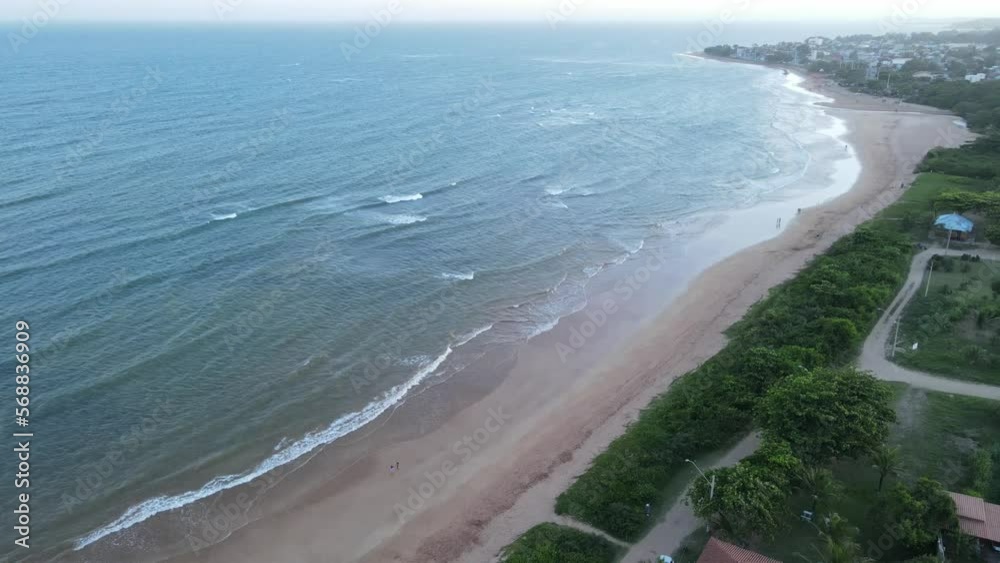 Imagem aérea da Praia dos Fachos na cidade da Serra no litoral do estado do Espírito Santo. Costa tropical com mata atlântica do Brasil.