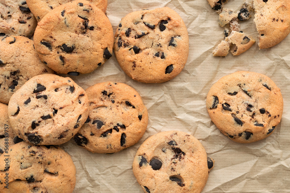 Cookies with pieces of chocolate on craft paper. Close-up, top view, flat lay
Cookies with pieces of chocolate on craft paper. Close-up, top view, flat lay