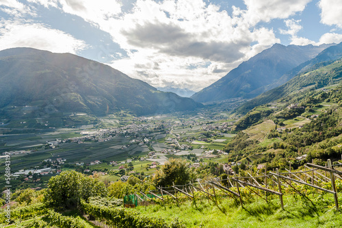 Algund, Dorf Tirol, Dorf, Kirche, Waalweg, Weinberge, Obstbäume, Vinschgau, Ragland, Naturns, Südtirol, Herbst, Herbstsonne, Italien photo