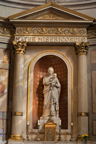A statue of a saint inside église Saint-Étienne-du-Mont