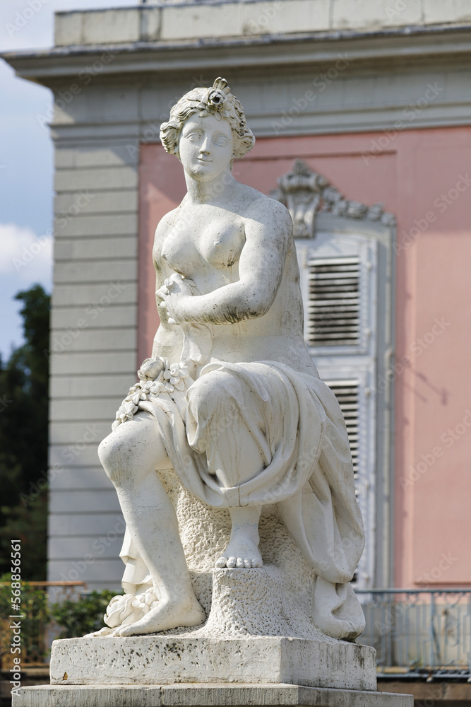 Obraz premium Düsseldorf Schlosspark Benrath, weiße Statue