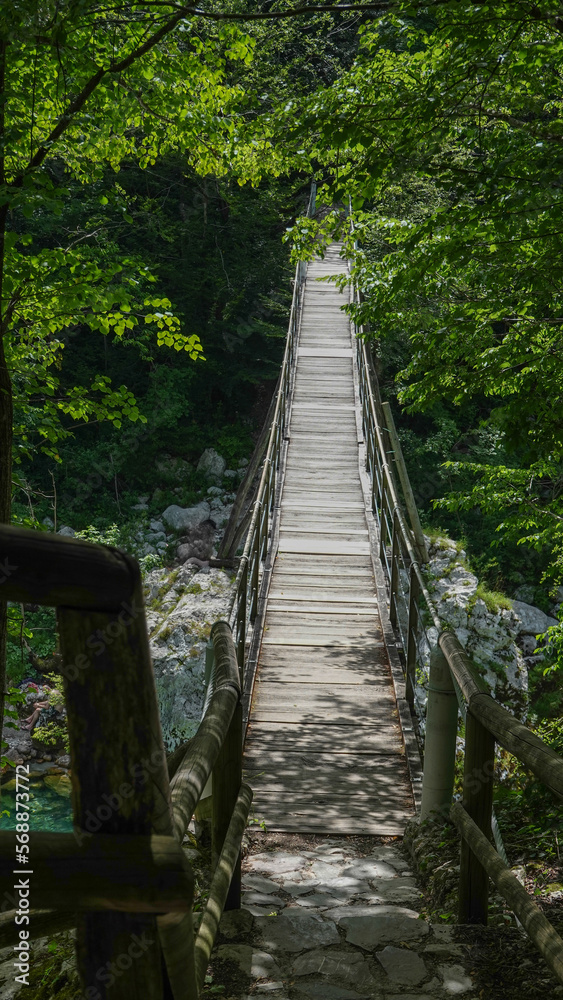 Hängebrücke über die Soca bei Kobarid auf dem Wanderweg zum Koziak Wasserfall