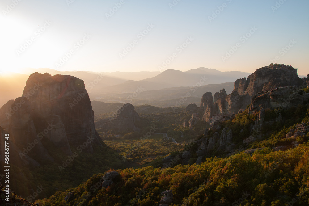 Obraz premium Sunset in Meteora in the golden hour