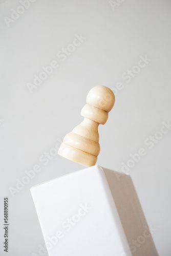 Tableau sur toile Pawn balancing on pedestal