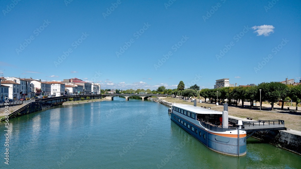 Fototapeta premium ⁨la Charente⁩, ⁨Saintes⁩,Charente-Maritime, ⁨France⁩