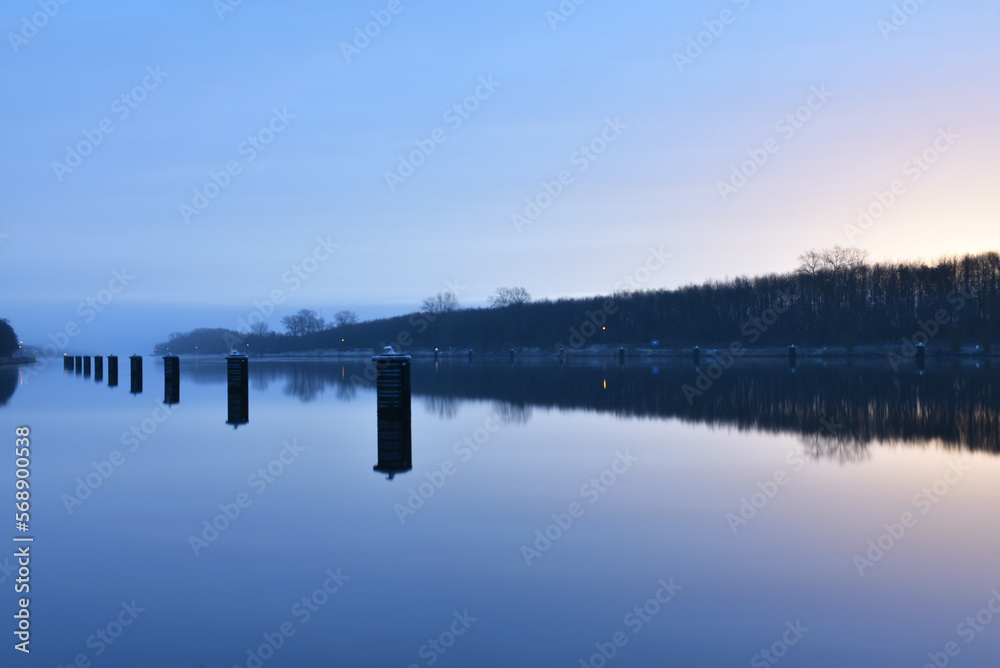 Dalben in einer Ausweichstelle im Nord-Ostsee-Kanal