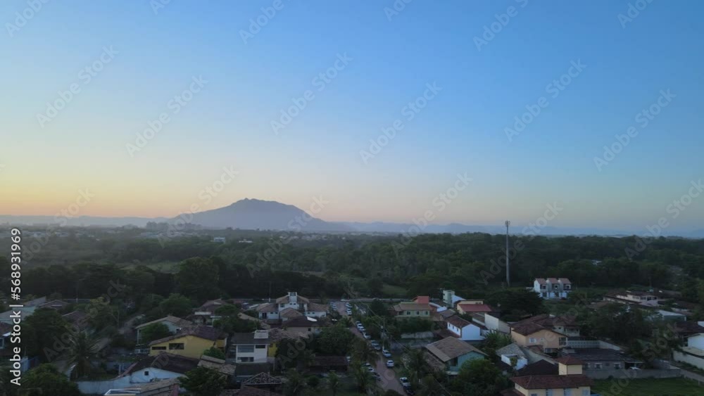  Imagem aérea da Praia dos Fachos na cidade da Serra no litoral do estado do Espírito Santo. Costa tropical com mata atlântica do Brasil.
