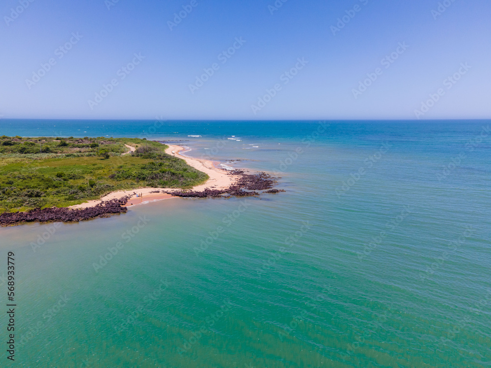 Imagem aérea de Castelhanos e da Praia da Boca da Baleia na cidade da Anchieta no litoral do estado do Espírito Santo. Costa tropical e turística com mata atlântica do Brasil.